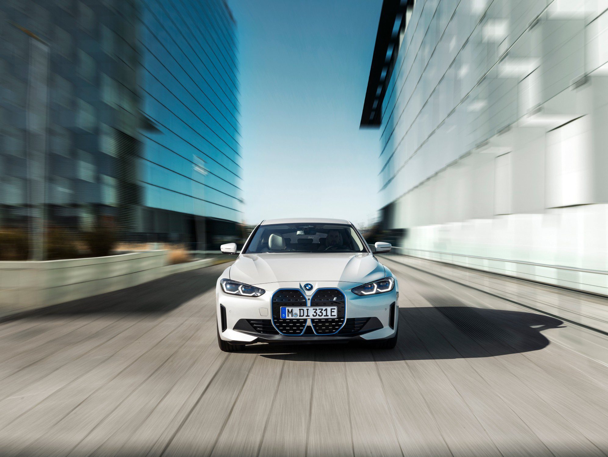 El BMW i4, de gran espíritu deportivo, cuenta con una potencia de 530 CV permitiendo una potente aceleración y una autonomía estimada de hasta 590 kilómetros. ¡Descúbrelo!