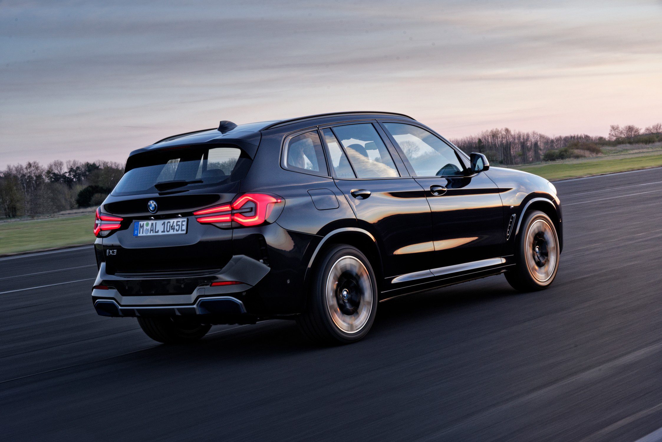 El BMW iX3 M Sport, cuenta con una potencia de 280 CV y una autonomía estimada de hasta 461 kilómetros. Es el compañero perfecto para tus viajes. ¡Descúbrelo!